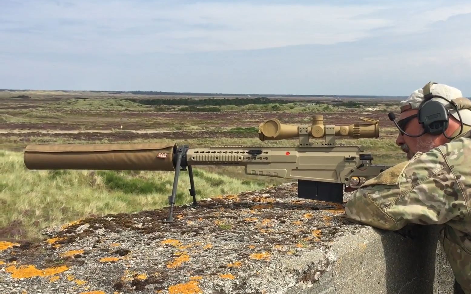 ax50消音器粗又黑的127狙击步枪