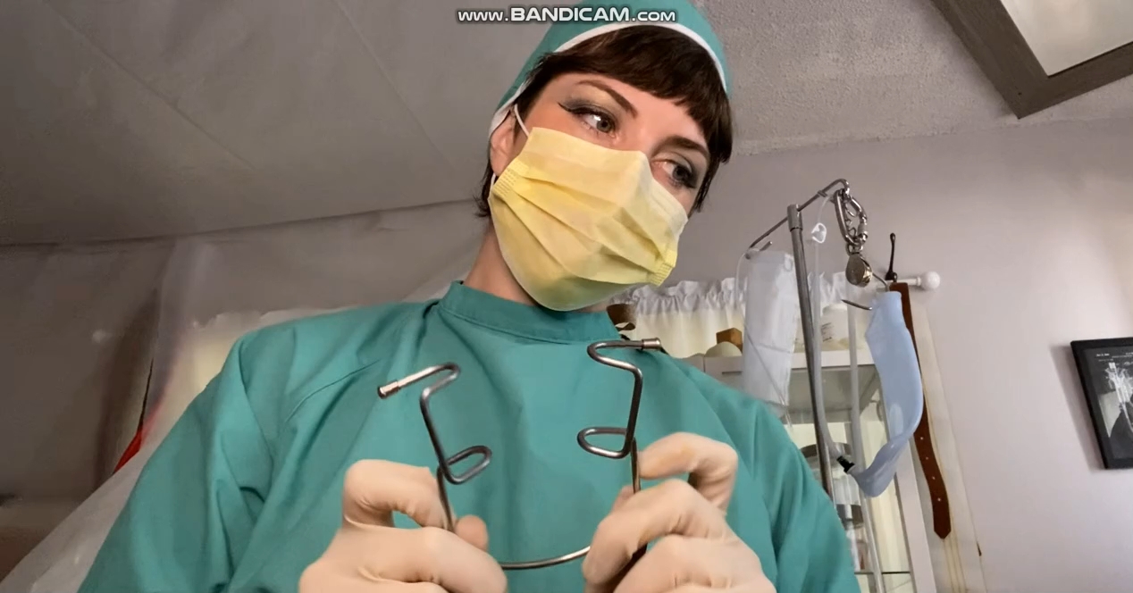 女医生模拟手术,介绍手术器械操作.好专业的样子9191