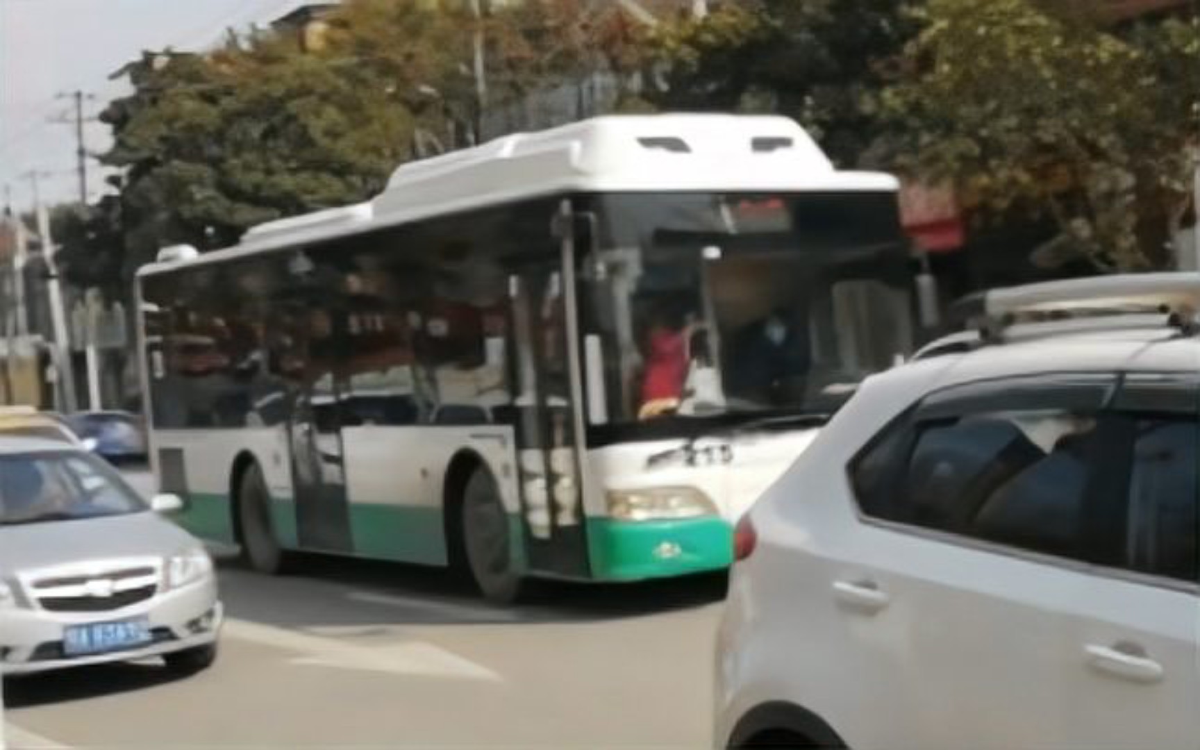 武汉公交215路13气精 613e288进站