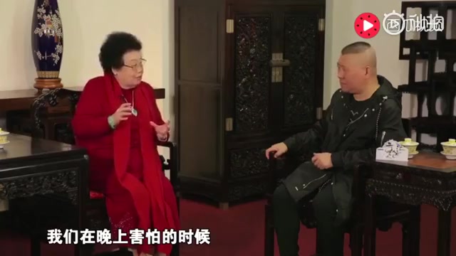 [图]中国女富豪给郭德纲讲述自己在故宫亲眼目睹巨大黄鼠狼双手合十拜月亮