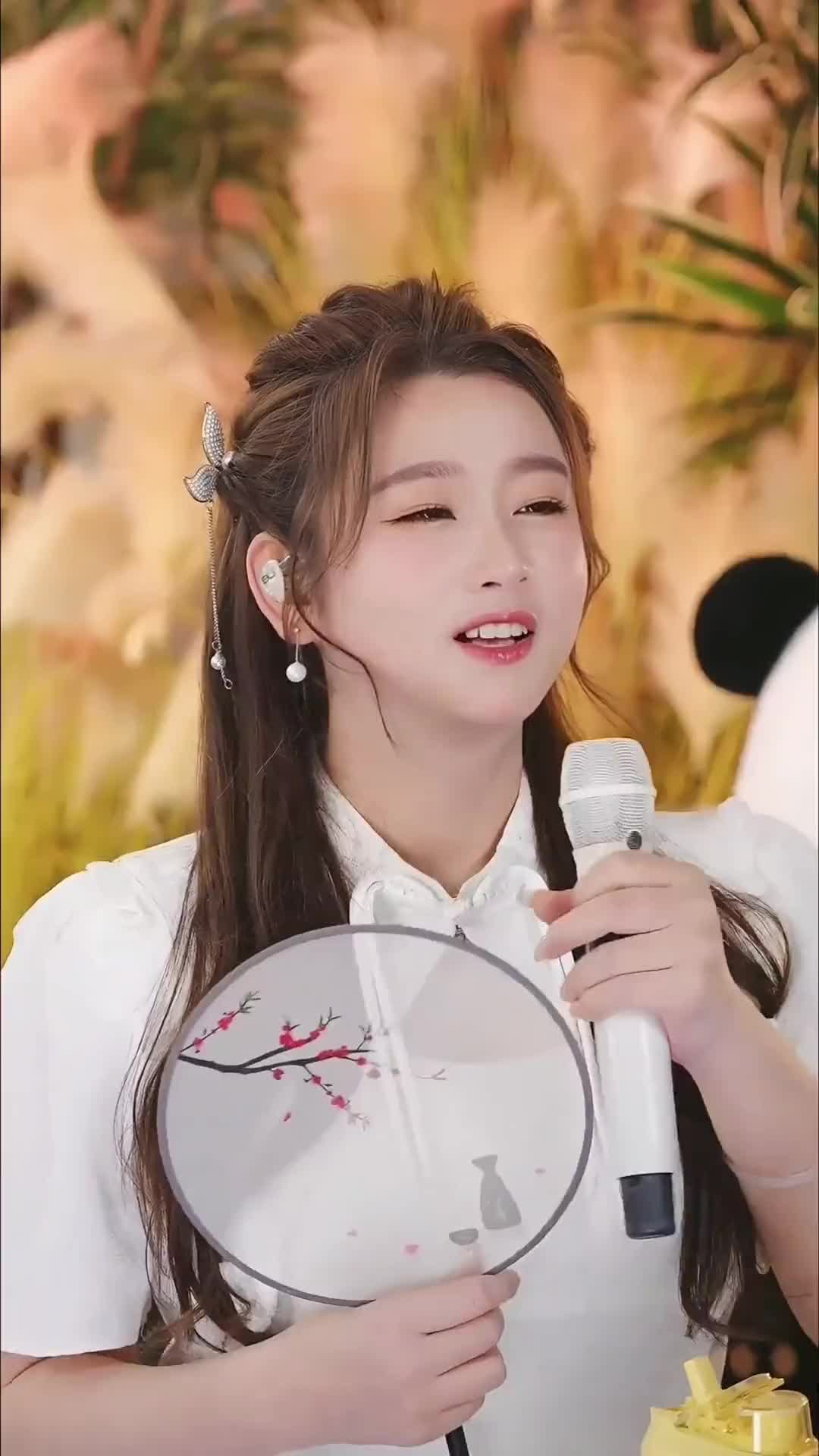 菲儿晚800直播腿哥菲儿漂亮还是腿哥漂亮菲儿伤感情歌伤心的酒