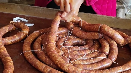 又到了一年一度的灌香肠时间啦,绑香肠也是要认真学的