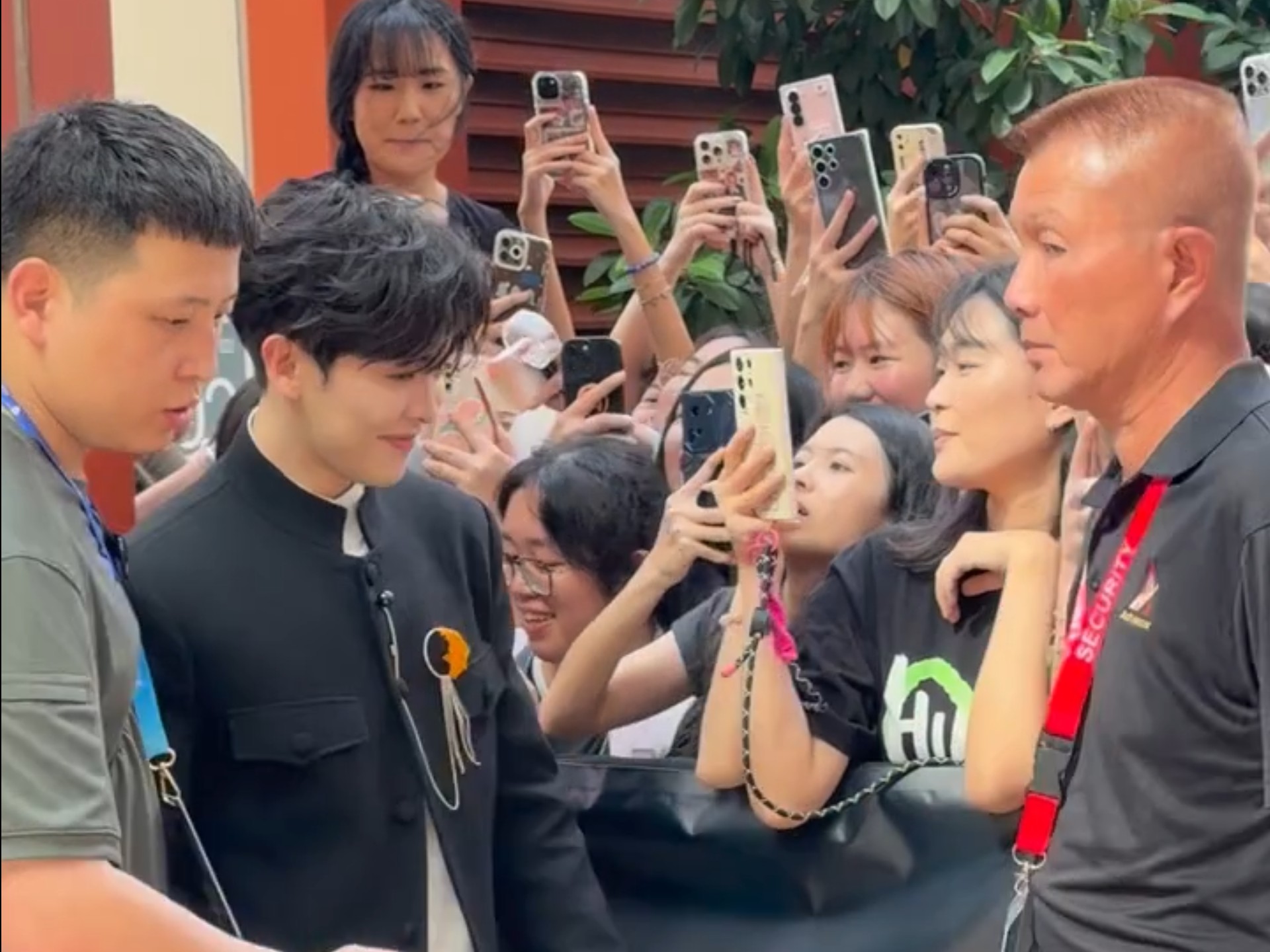 阅文盛典给粉丝签名的尤长靖!好宠!