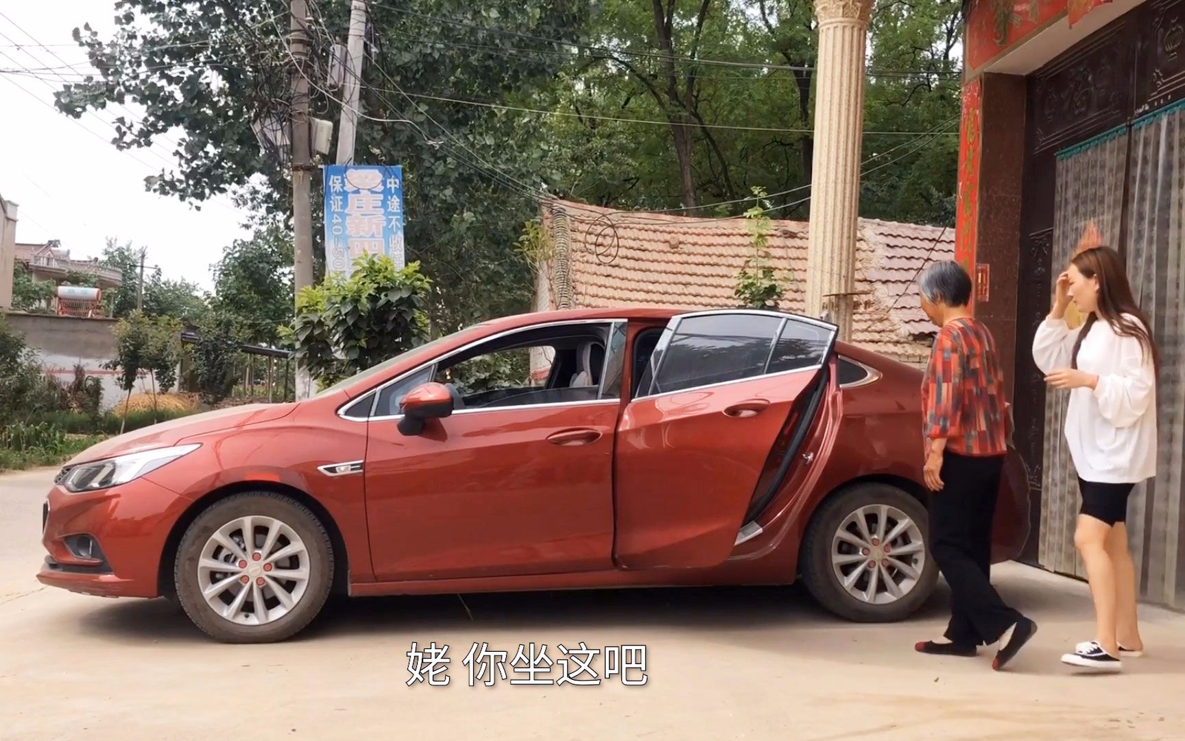 农村姥姥有个小小心愿,5个女人开车去实现,姥姥心里乐开了花