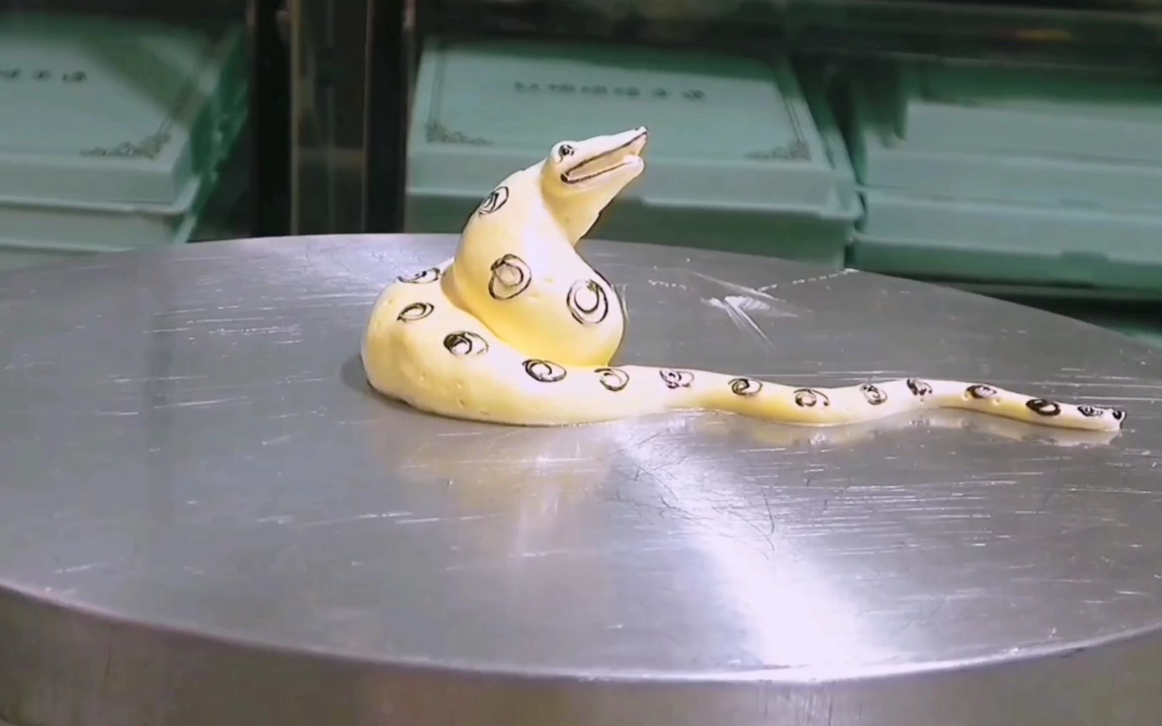 把这条花花的蛇做在生日蛋糕上你敢吃吗