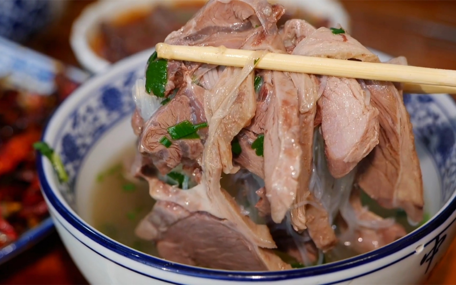 水盆羊肉吃肉喝湯,現打的熱乎餅子夾羊肉多加油潑辣子,肉酥爛湯鮮美吃