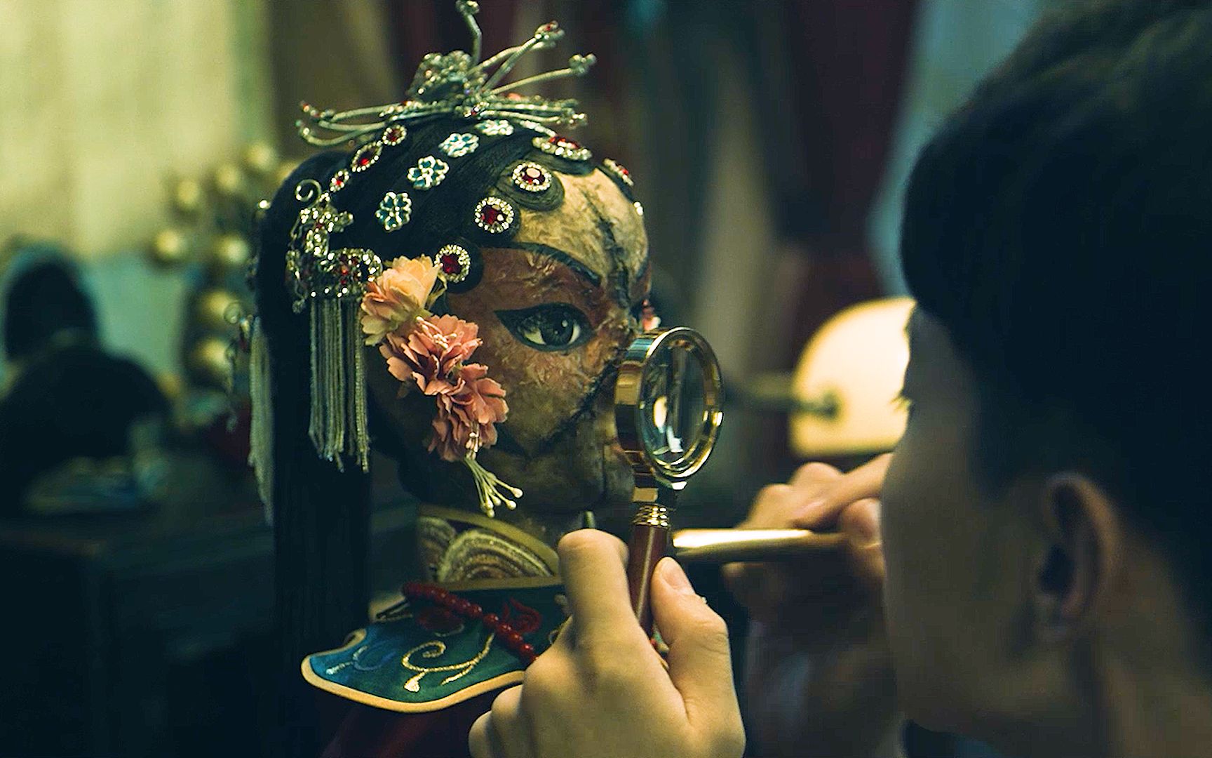 男人被割下脸皮,做成人皮木偶,最新民俗电影《灵偶》.