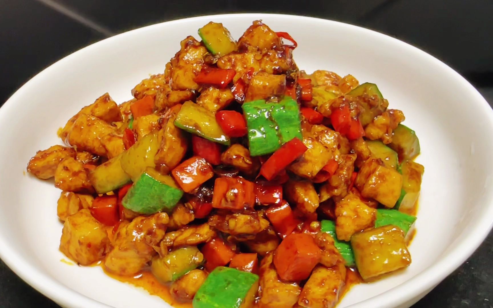 酱爆鸡丁放错了酱,这菜就失败了,饭店厨师教你传统特色酱爆鸡丁