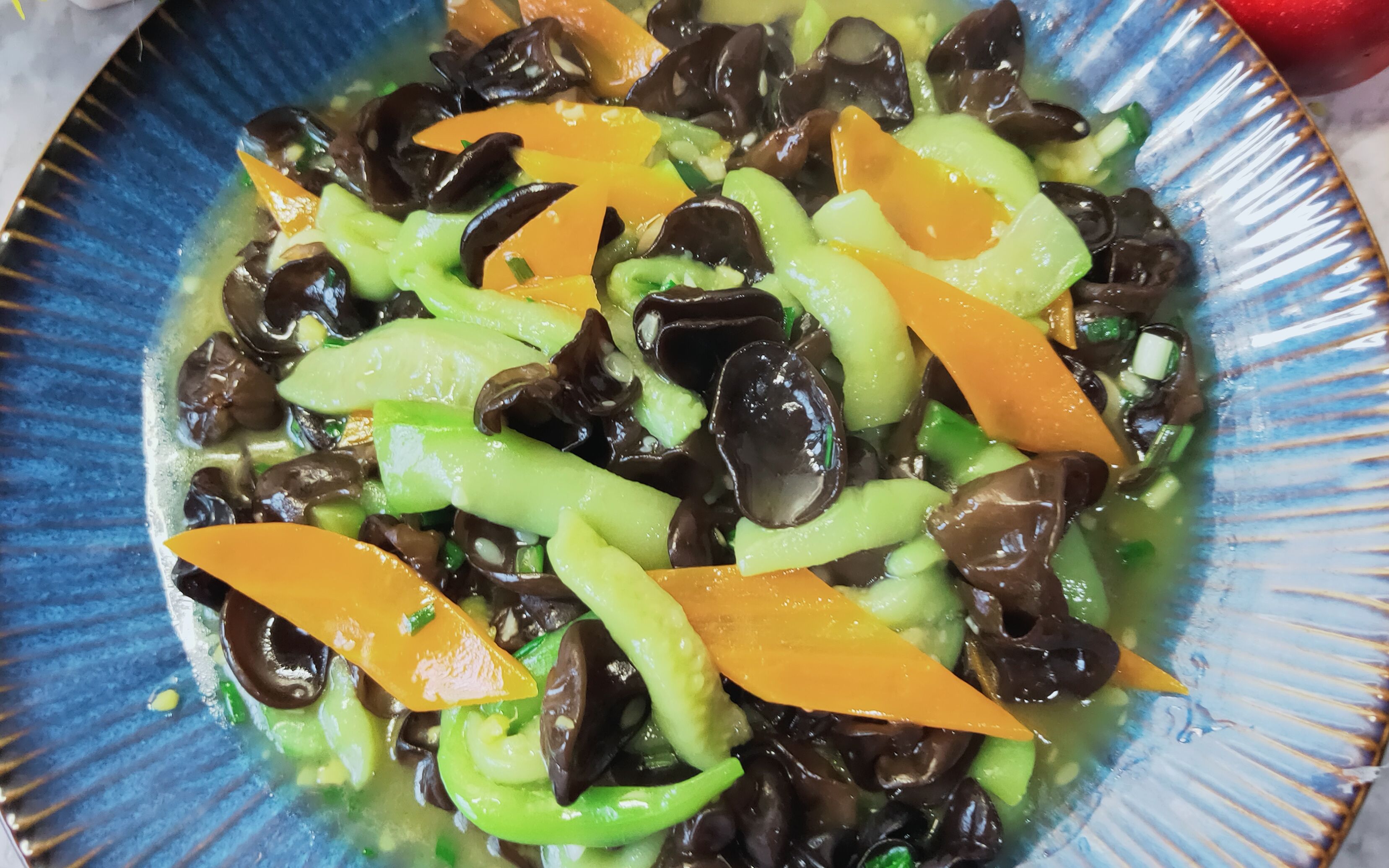 丝瓜炒木耳,美味的家常菜,这样做丝瓜碧绿不发黑不出水,一看就会