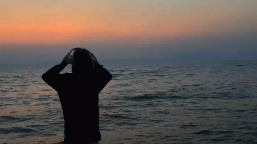 "晚风吹人醒,万事藏于心"