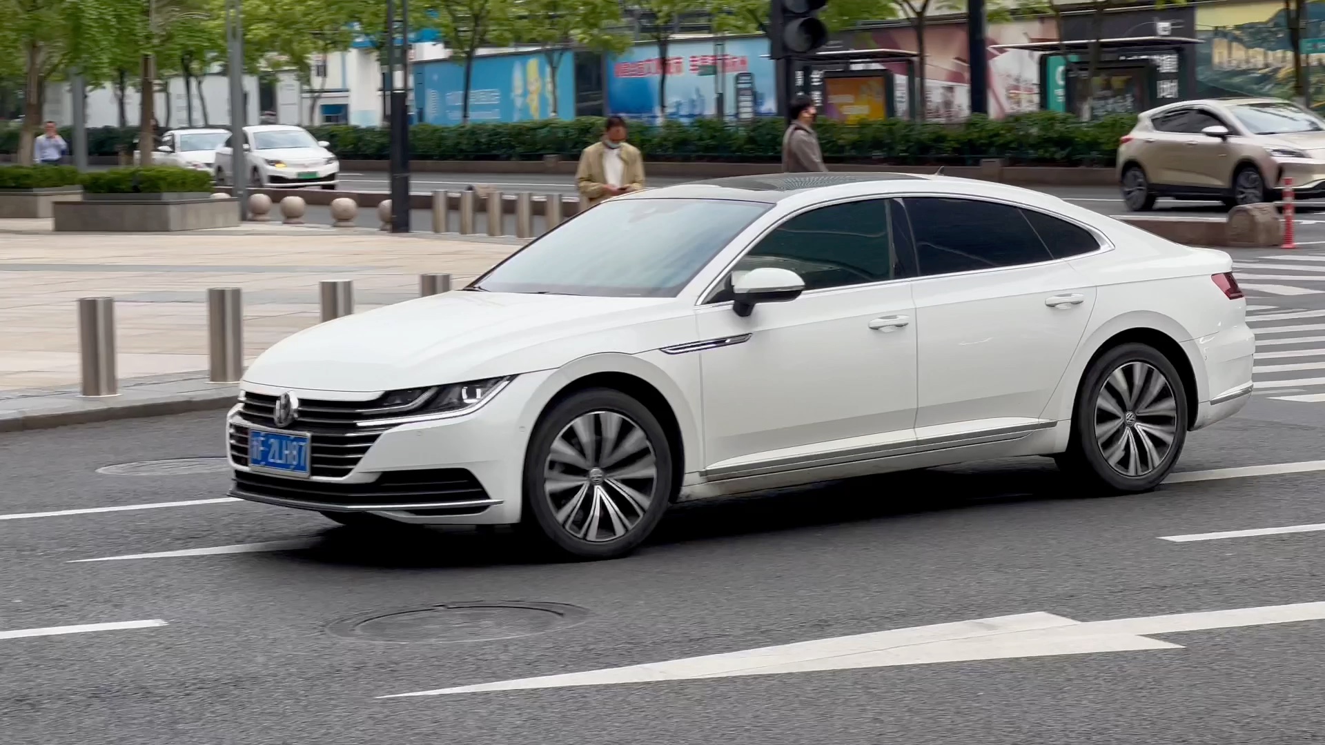 杭州万象城汽车街拍:大众最美轿跑,大众cc/大众cc猎装,这么多年,还是