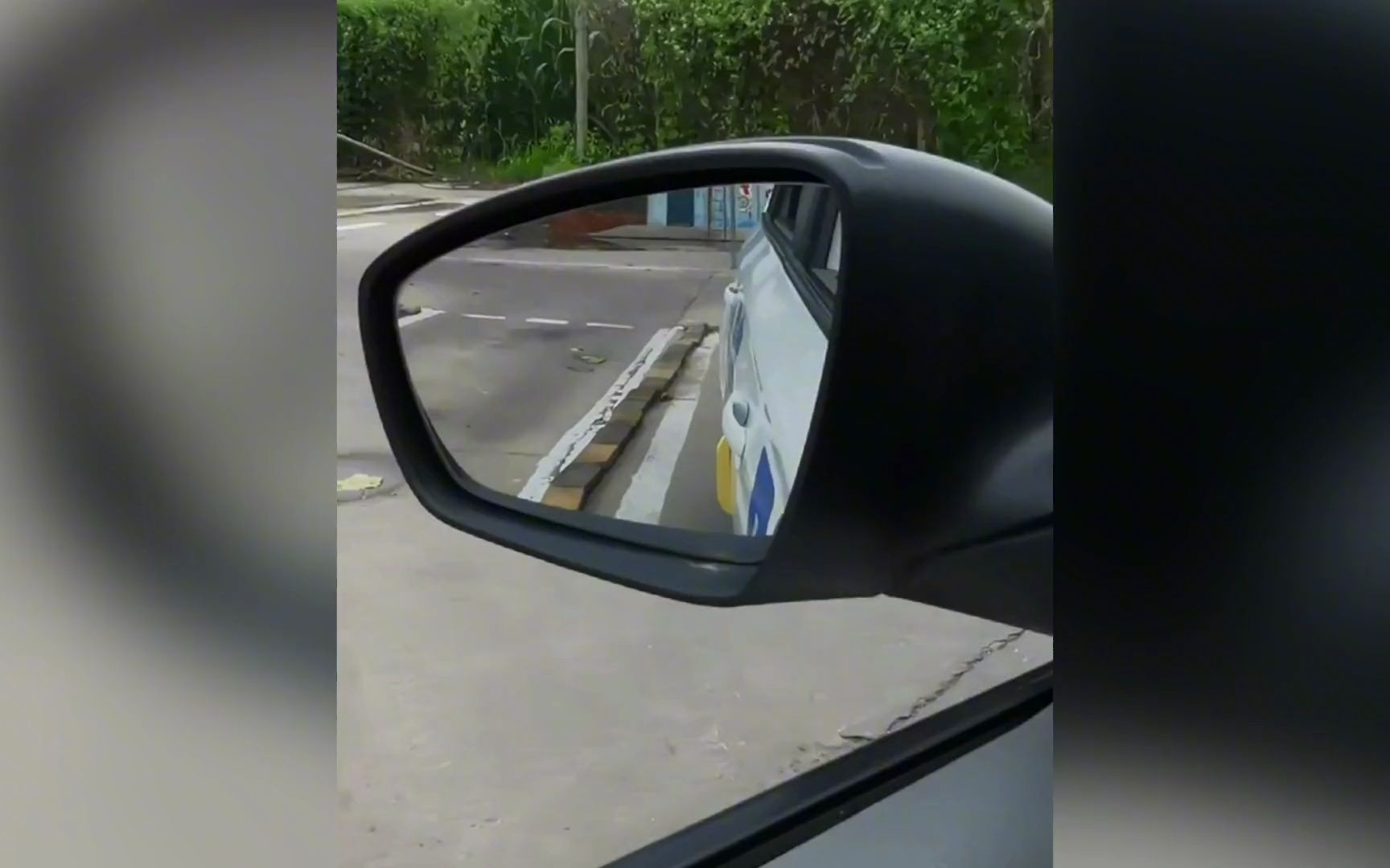 倒车入库时,怎样判断车身扫线的方法?@阿斌学车
