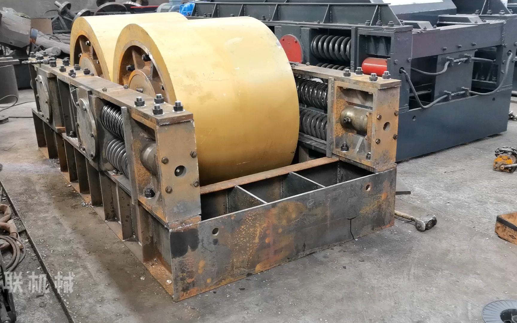 液压对辊制砂机的内部结构和优势