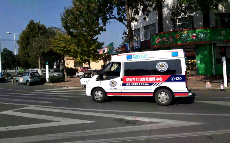 临沂急救采用了新涂装的福特全顺救护车亮警灯出勤