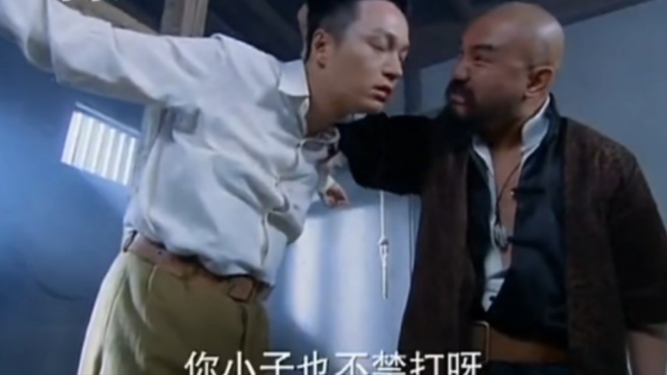 这段拷打击腹绝了,帅哥战损吐血!