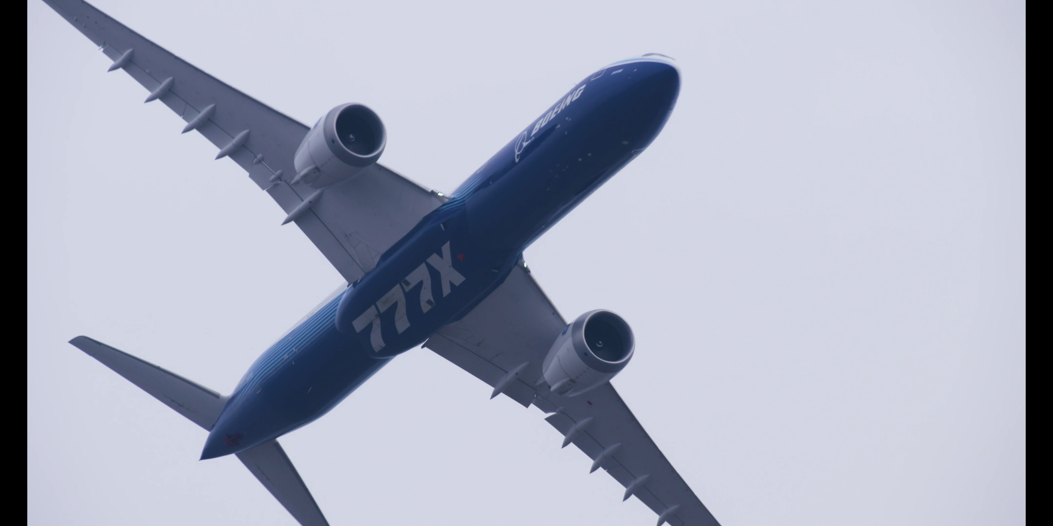 777-9为2023年迪拜航展的飞行表演进行排练