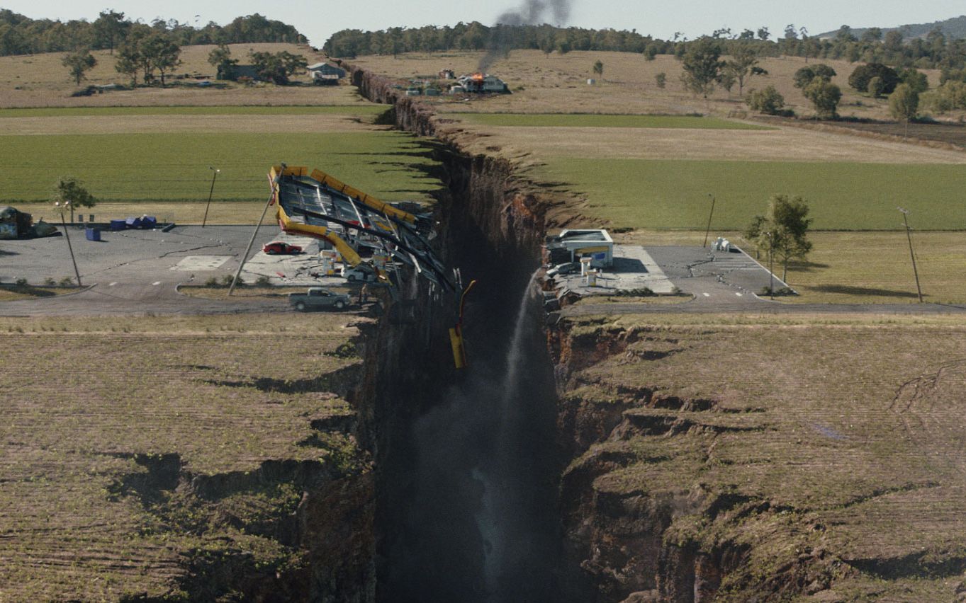 地面上出现一道巨大的裂缝,原来超级地震爆发,父母冒险拯救女儿,几