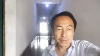 Télécharger la video: 广州花都区某4s店，一排排小轿车，场面令人震撼，若卖不动，会不会成为汽车坟场