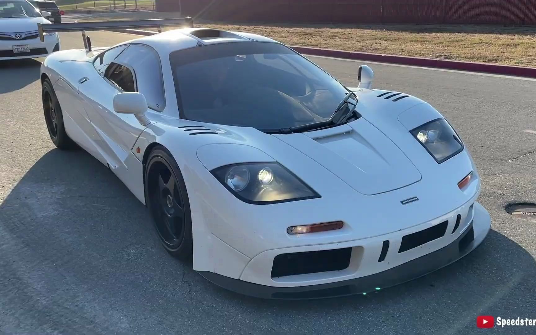 [图]价值 1500 万美元的 McLaren F1 引擎声音和街道驾驶！