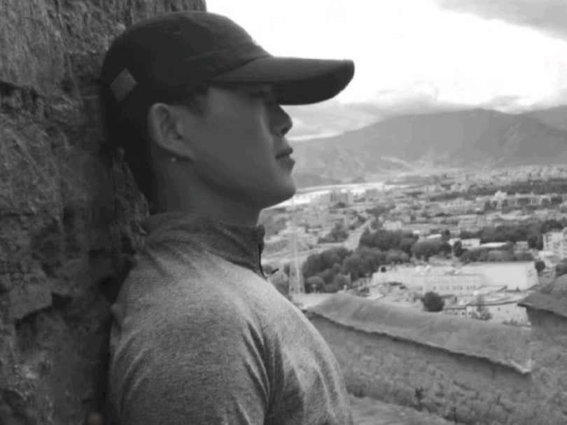 噩耗传来哀伤袭 风华正茂好男儿天妒英才身早逝 悲叹无缘再相聚→爱徒