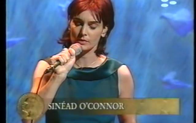 [图]【诺奖颁奖礼】Sinéad O'Connor - This Is A Rebel Song / She Moved Through The Fair 1997