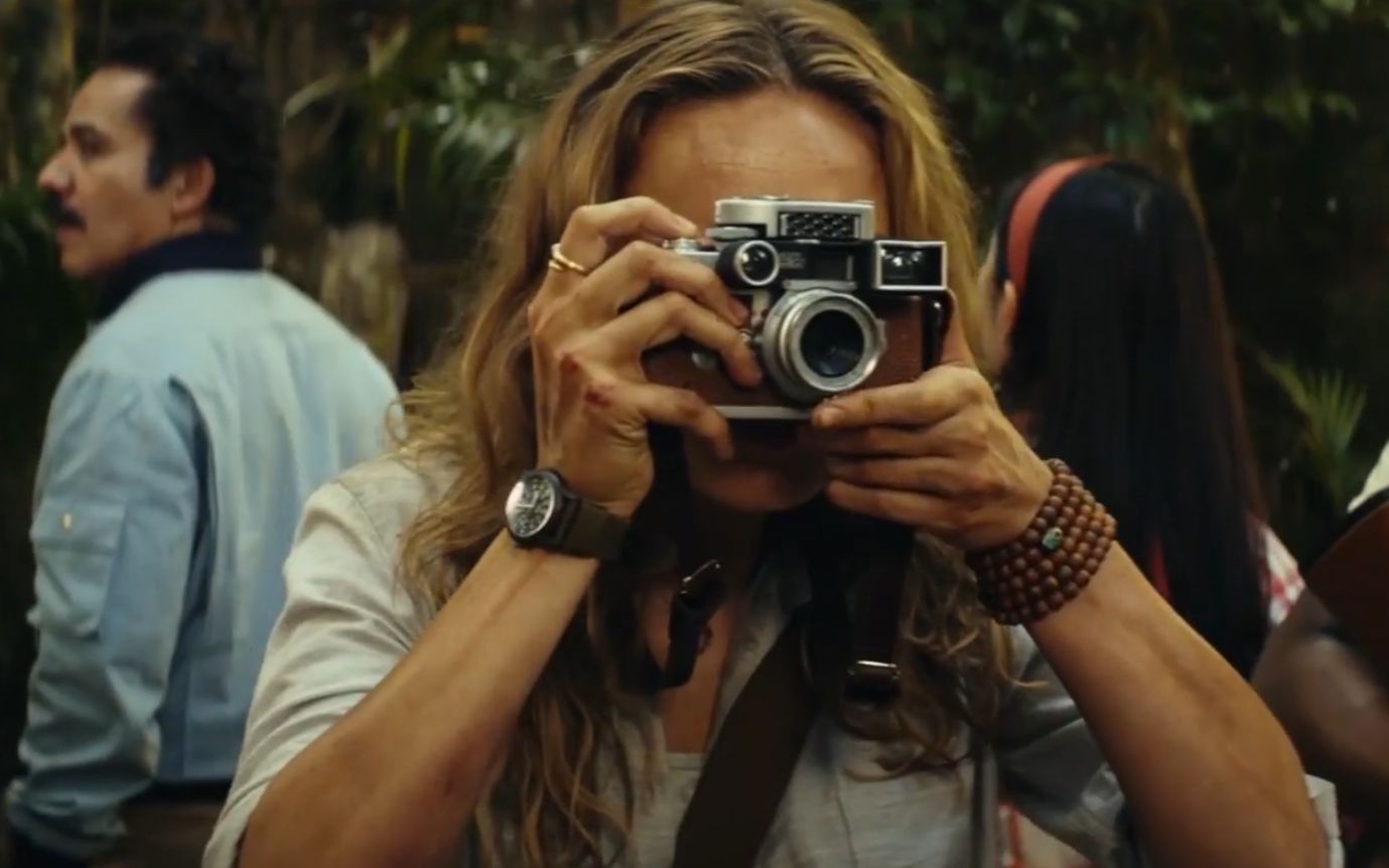 金刚骷髅岛:美女拍照,察觉不对劲,哪料墙边突然睁开眼