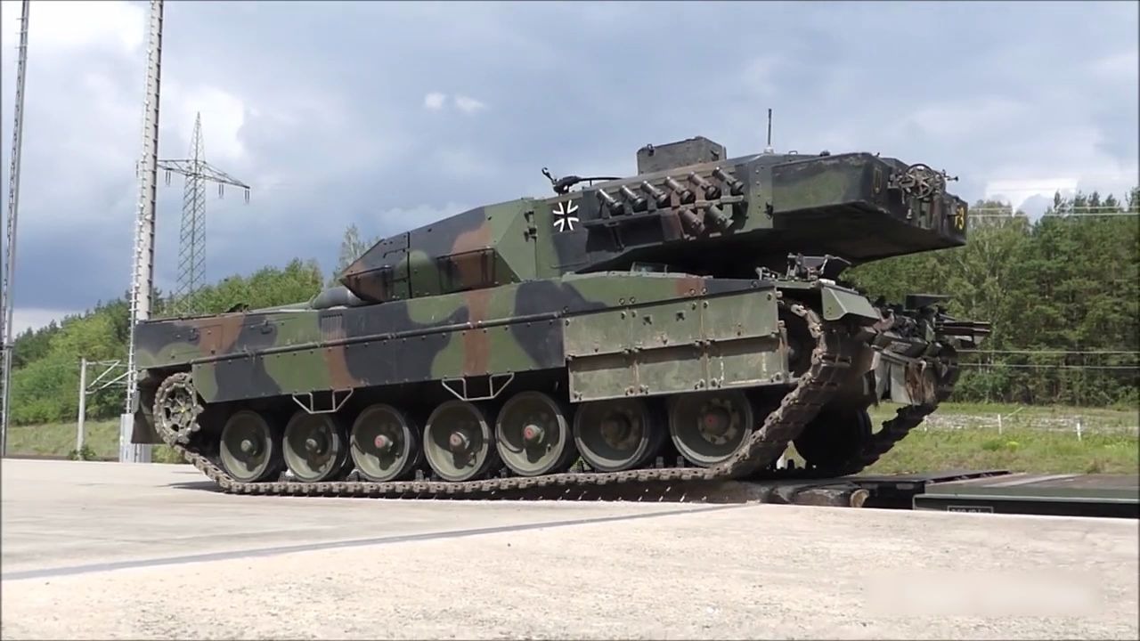 德国火车拉了一群原装豹2a6主战坦克这是一个坦克团了吧