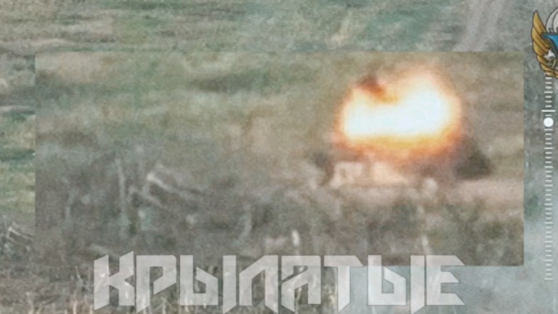 18 !乌军装甲车被击中,好像有什么东西飞出去了@russian_airborne