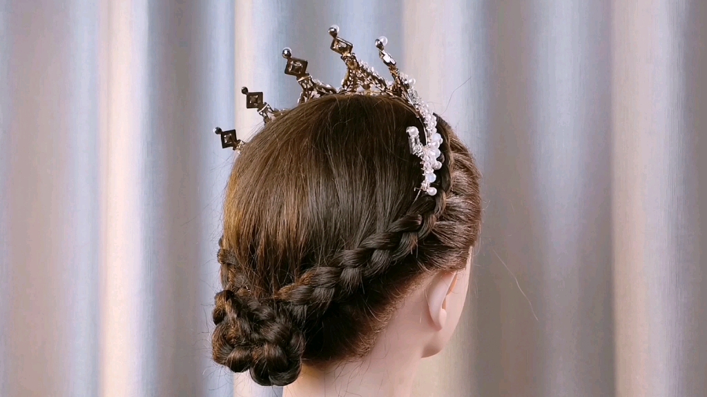 女孩戴皇冠编发,显气质公主发型