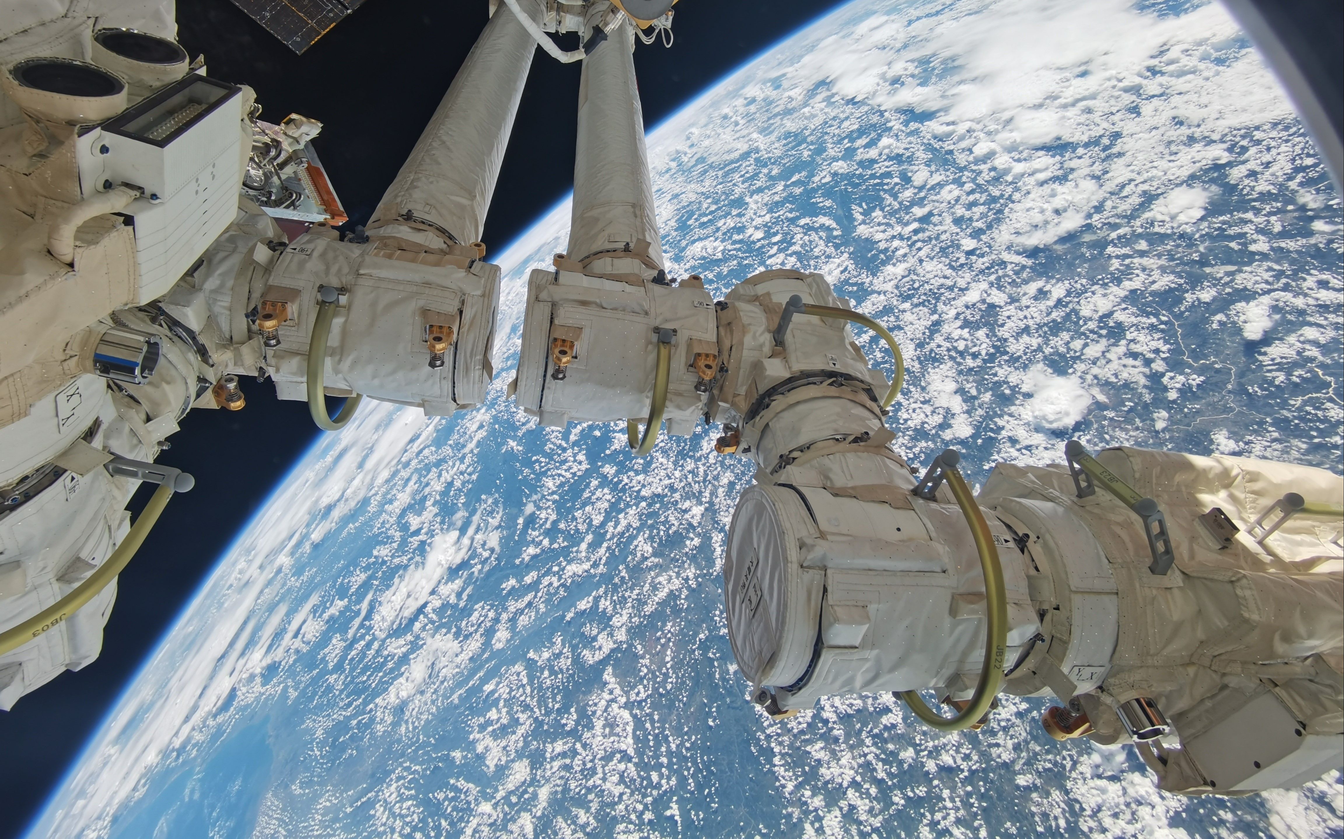 【第一视角看中国空间站机械臂】中国天宫空间站机械臂在太空运行