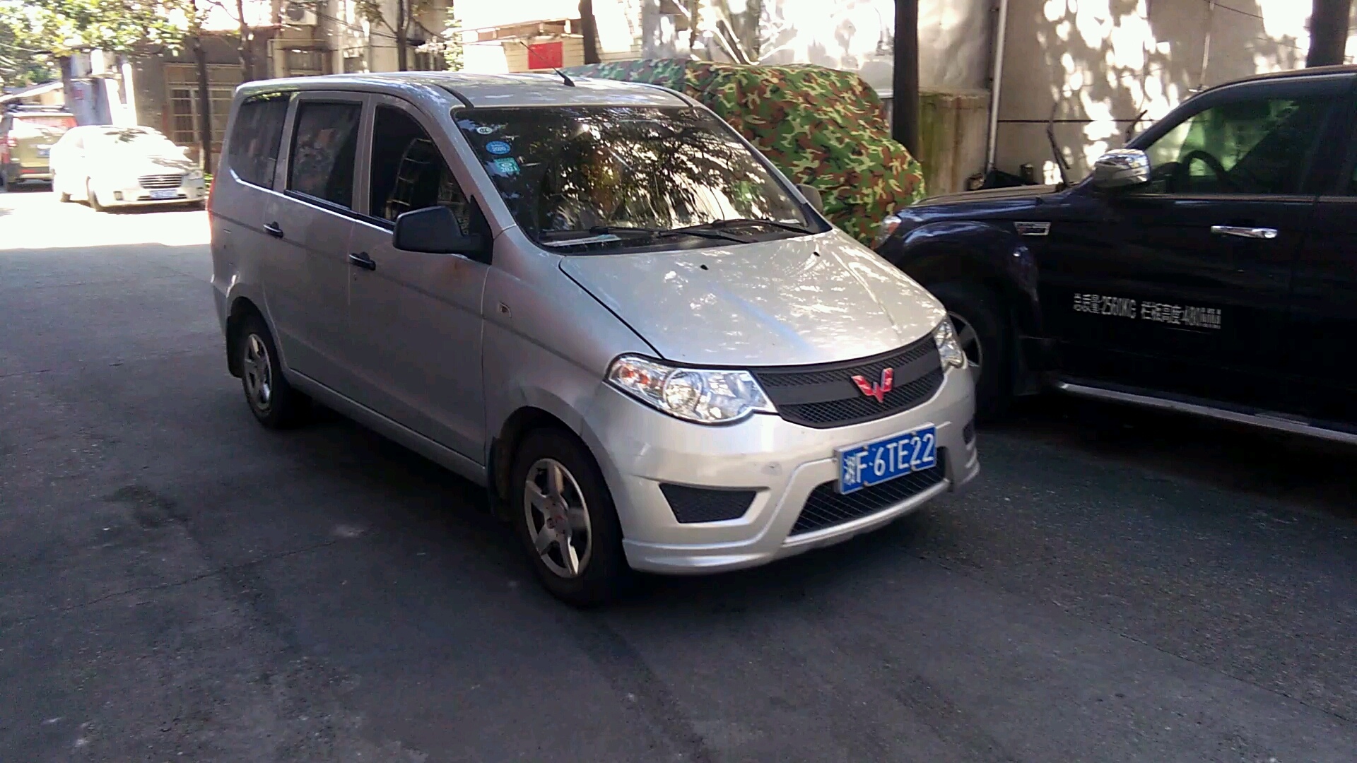 岳阳五菱老款宏光s钻石银色紧凑型面包车(湘f6te22)