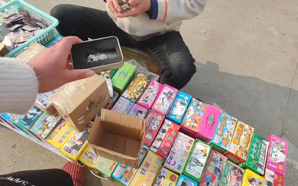 大妈摆摊卖抽奖盲盒和龙珠,19岁姑娘花100元抽中了纯银吊坠和玉扳指