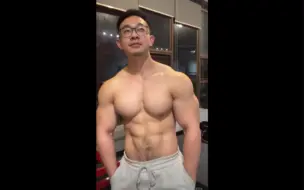 Video herunterladen: 重庆戴眼镜的肌肉猛男直播秀身材，胸肌真的好大