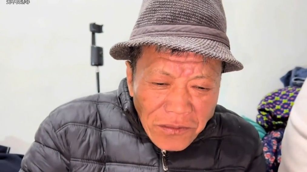 看完他们更好奇折耳根和北京豆汁的味道了,一口下去直冲天灵盖.