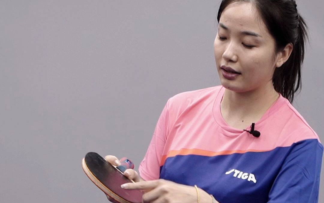 拍型放平,用球拍的侧下方触球,能发出短的下旋球