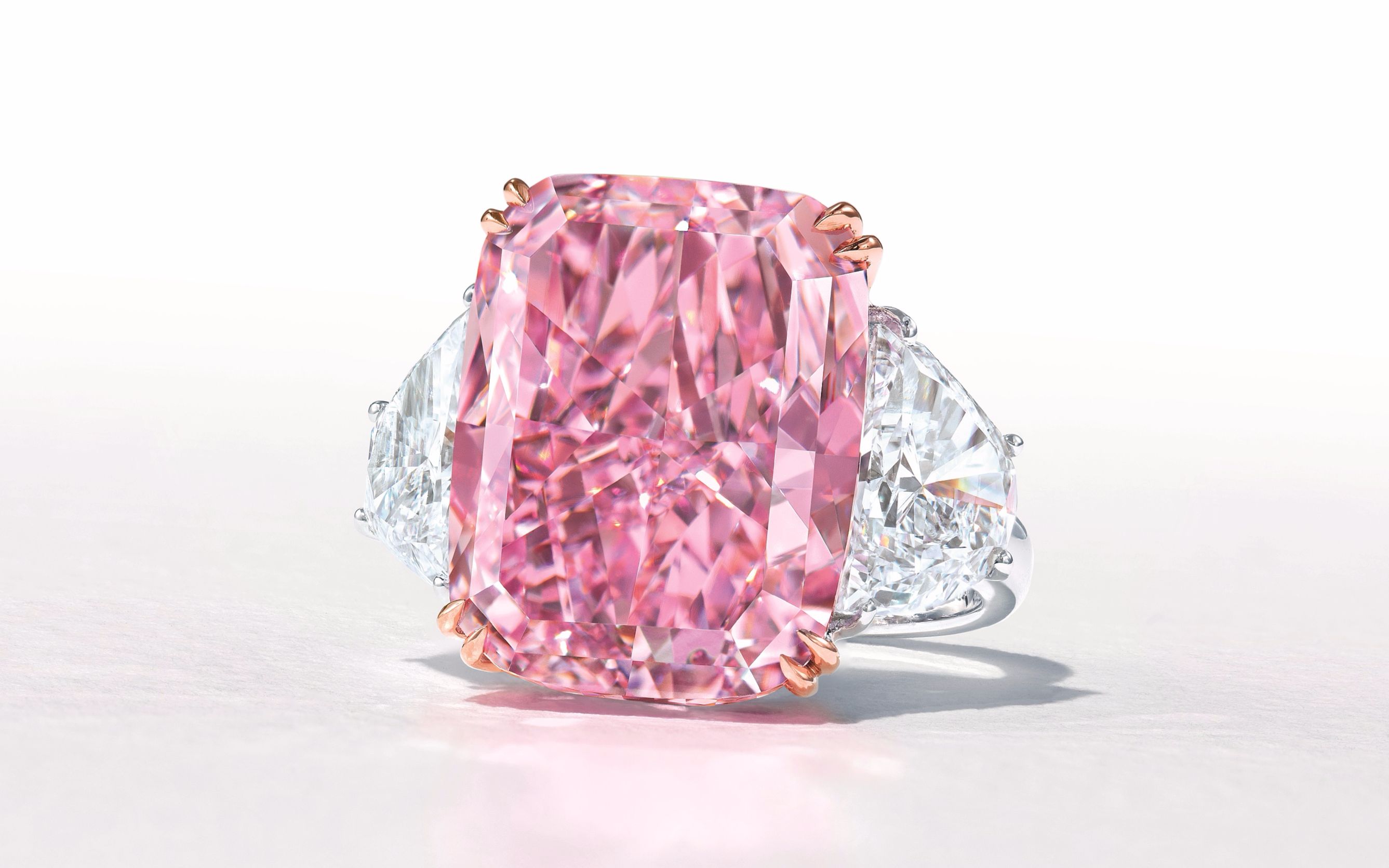 佳士得呈献拍卖史上最硕大的15.81克拉艳彩紫粉红钻石