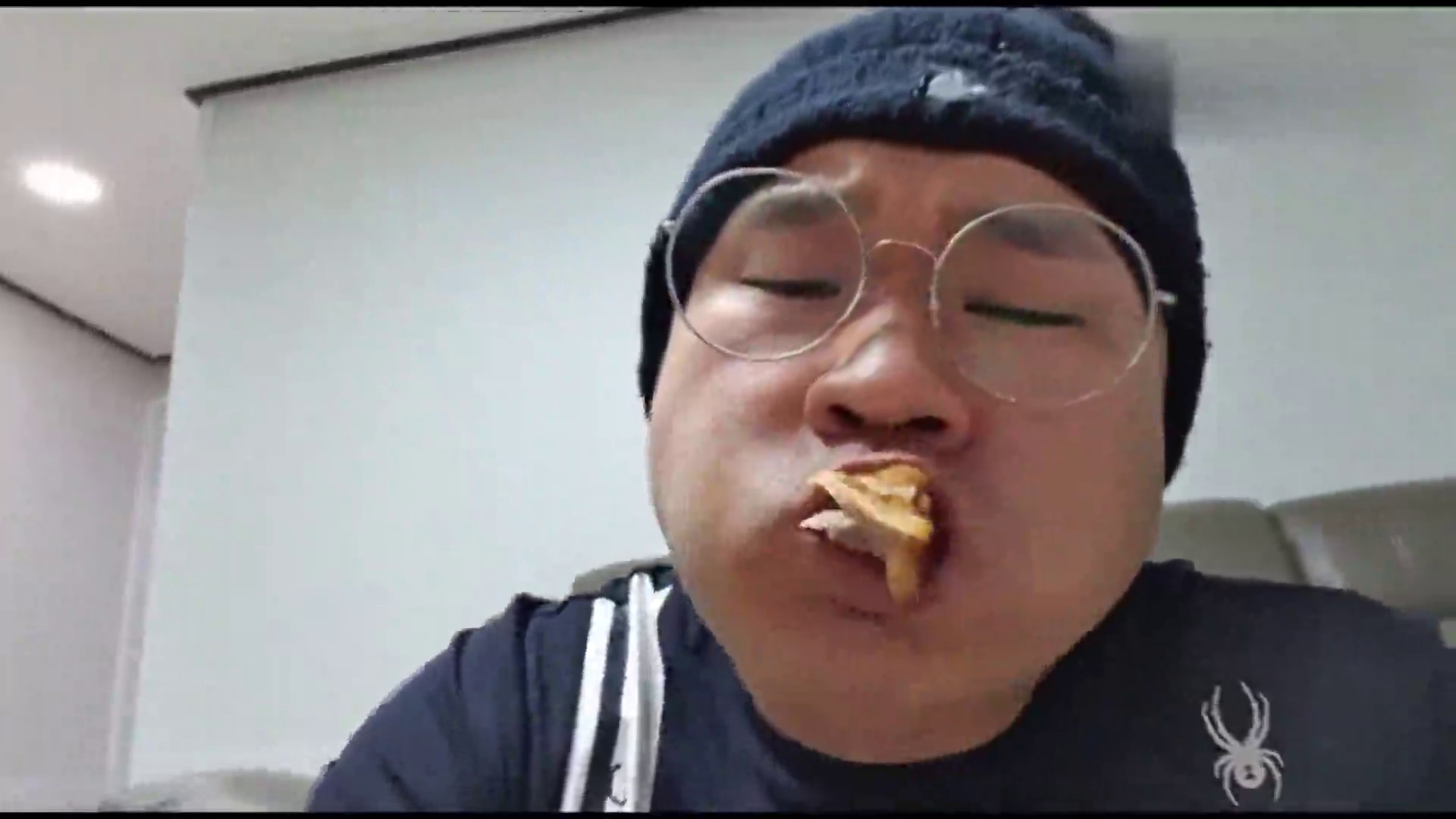 韩国吃货胖子为了锻炼牙齿吃整个红烧肘子和拌冷面想吃吗