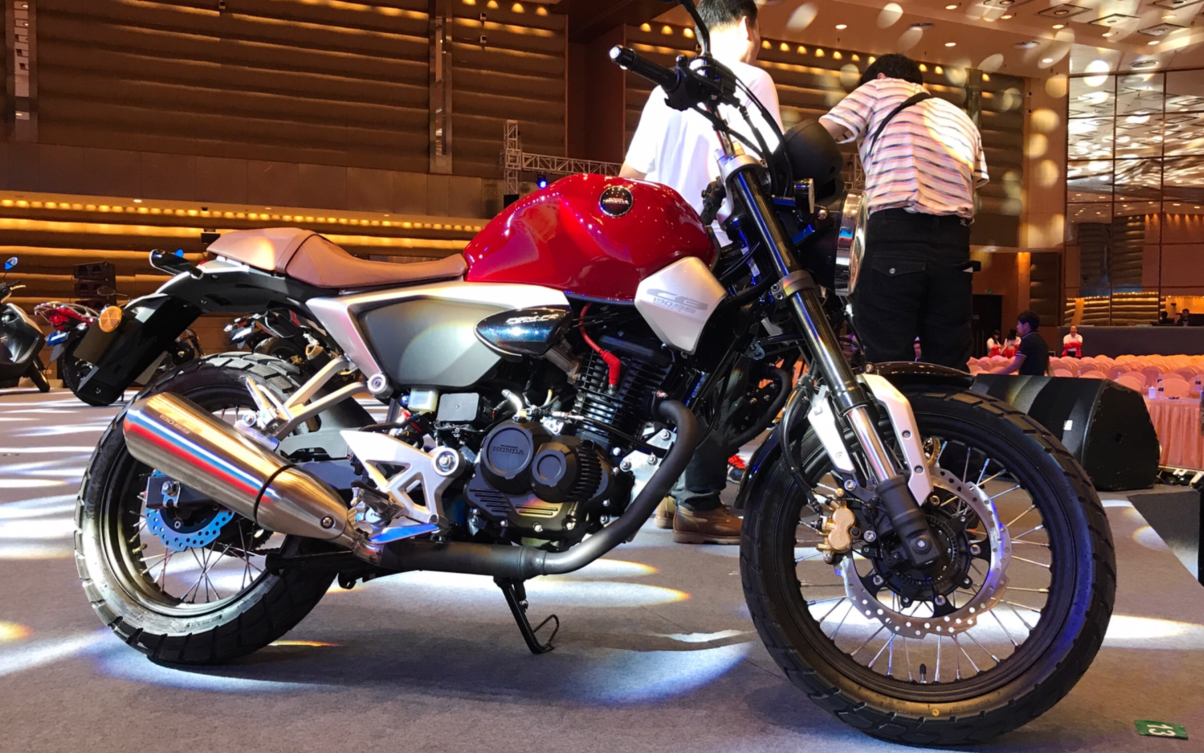 车型实拍 | 五羊本田首款复古车型cb190ss(鸷道),发布会现场实拍