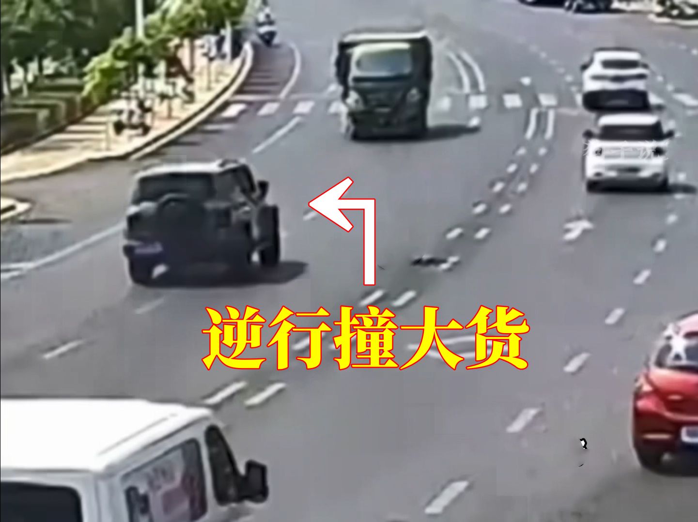 逆行挑衅大货车,驾驶室直接粉碎「阎王笑了」哔哩哔哩bilibili