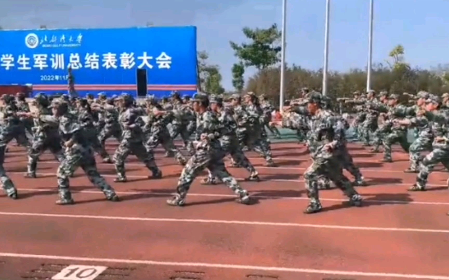 广西钦州北部湾大学军训汇演哔哩哔哩bilibili