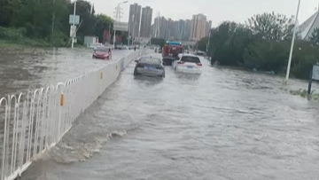 天津市滨海新区塘沽特大暴雨导致河北路桥下严重积水成河,不但私家车𐟚—抛锚⚓️在里面,就连平板拖车卡车也坏在里面了,准备叫救援了哔哩哔哩...