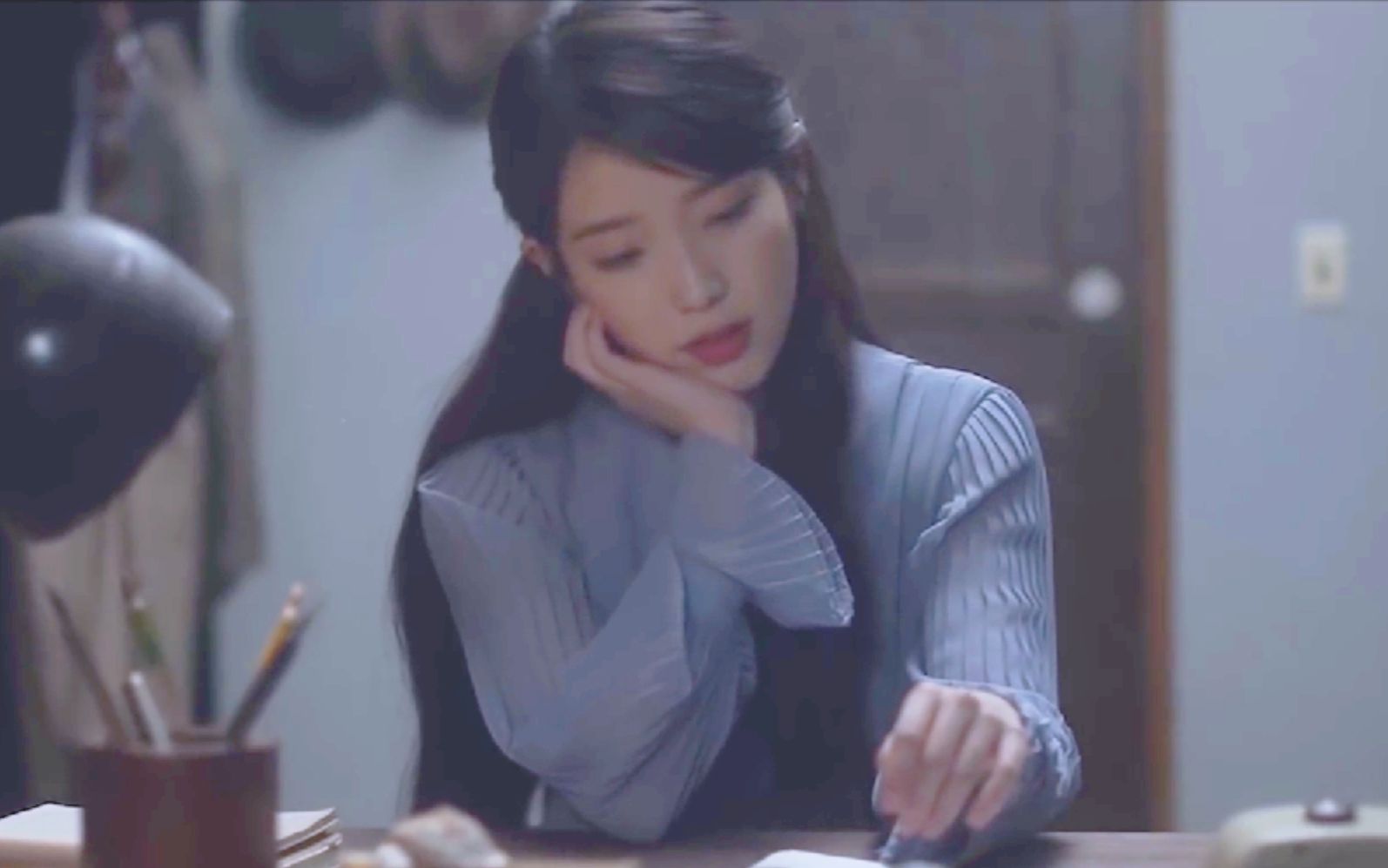 [图]【IU/李知恩】应该忘记的心 MV