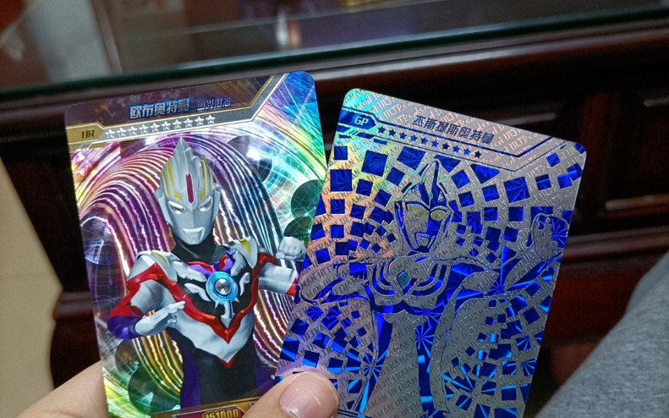 拆经典23弹奥特曼卡片  竟抽到蓝gp!