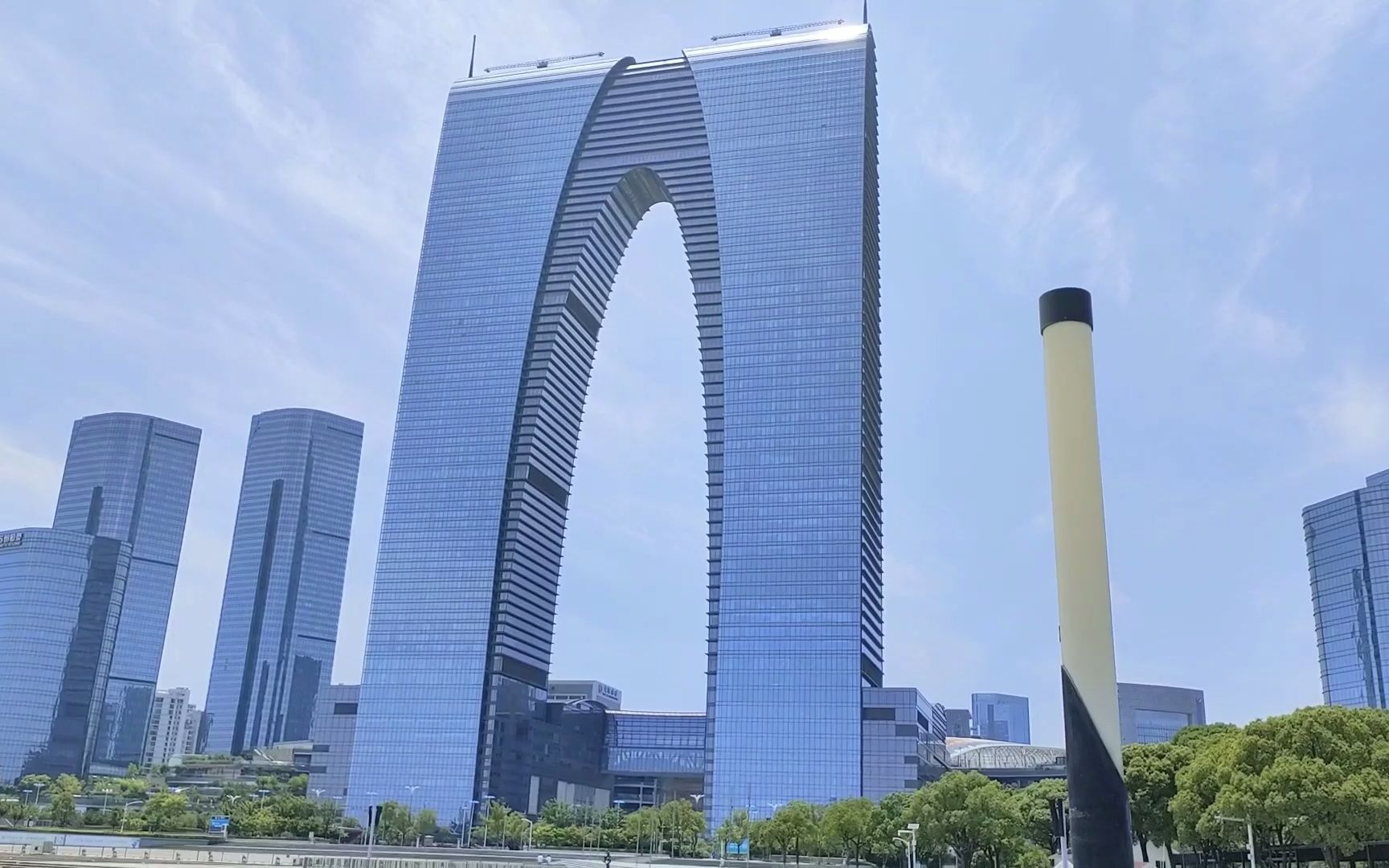 旅游实拍苏州东方之门,远看确实像裤子,所以被网友称为大秋裤