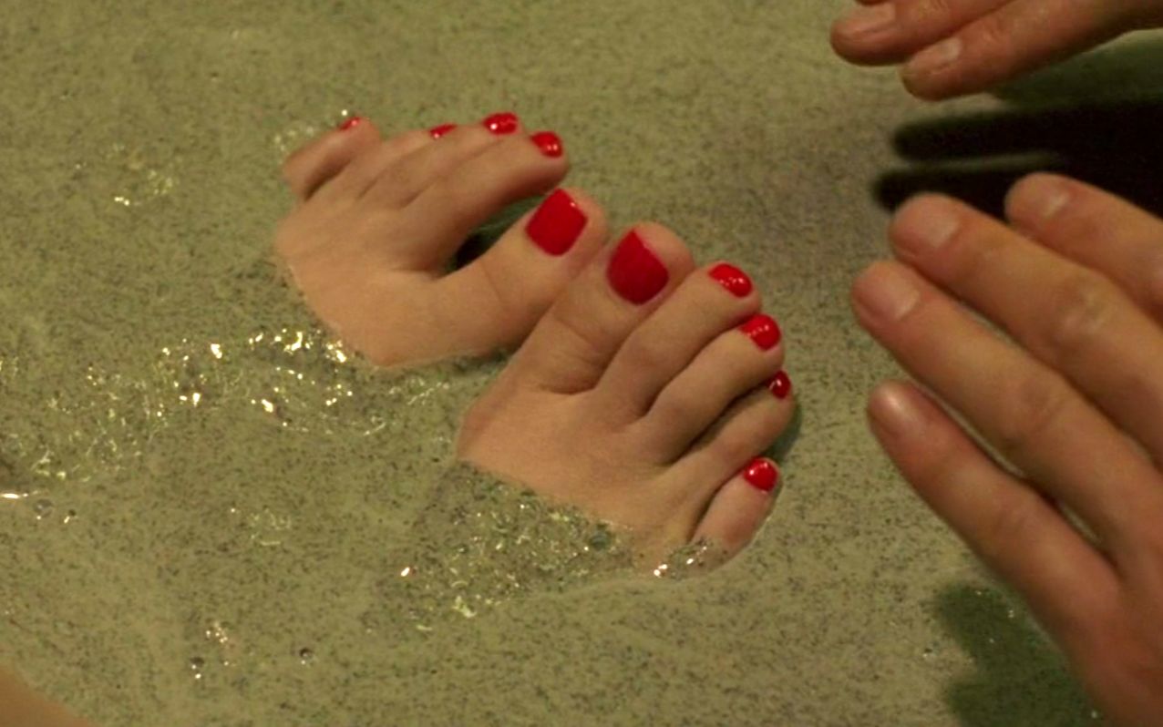 黑老大的女人太花心为了惩罚她把她的脚泡在水泥里