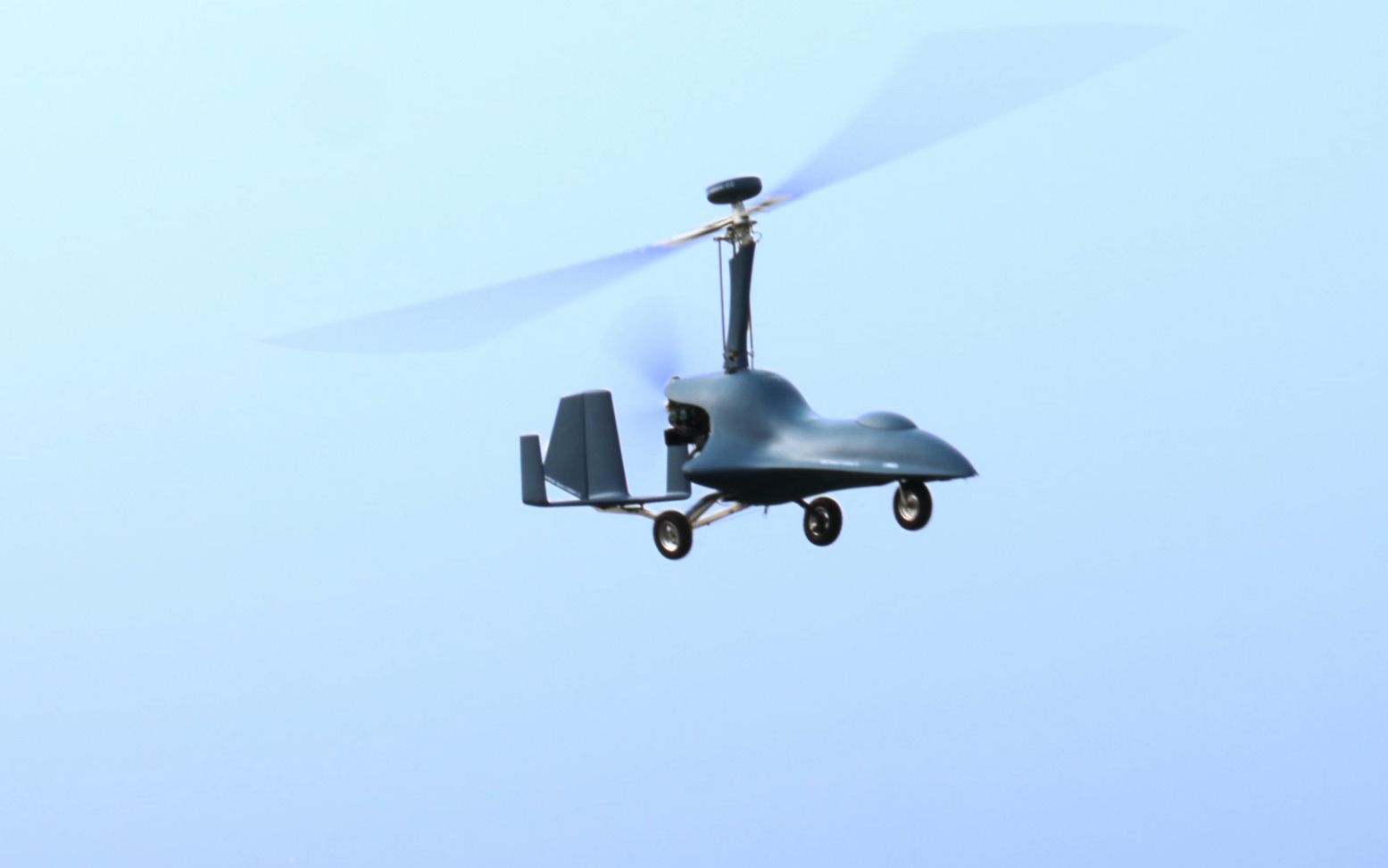 中国民企造察打一体无人旋翼机问世,挂导弹留空10小时成反恐利器!