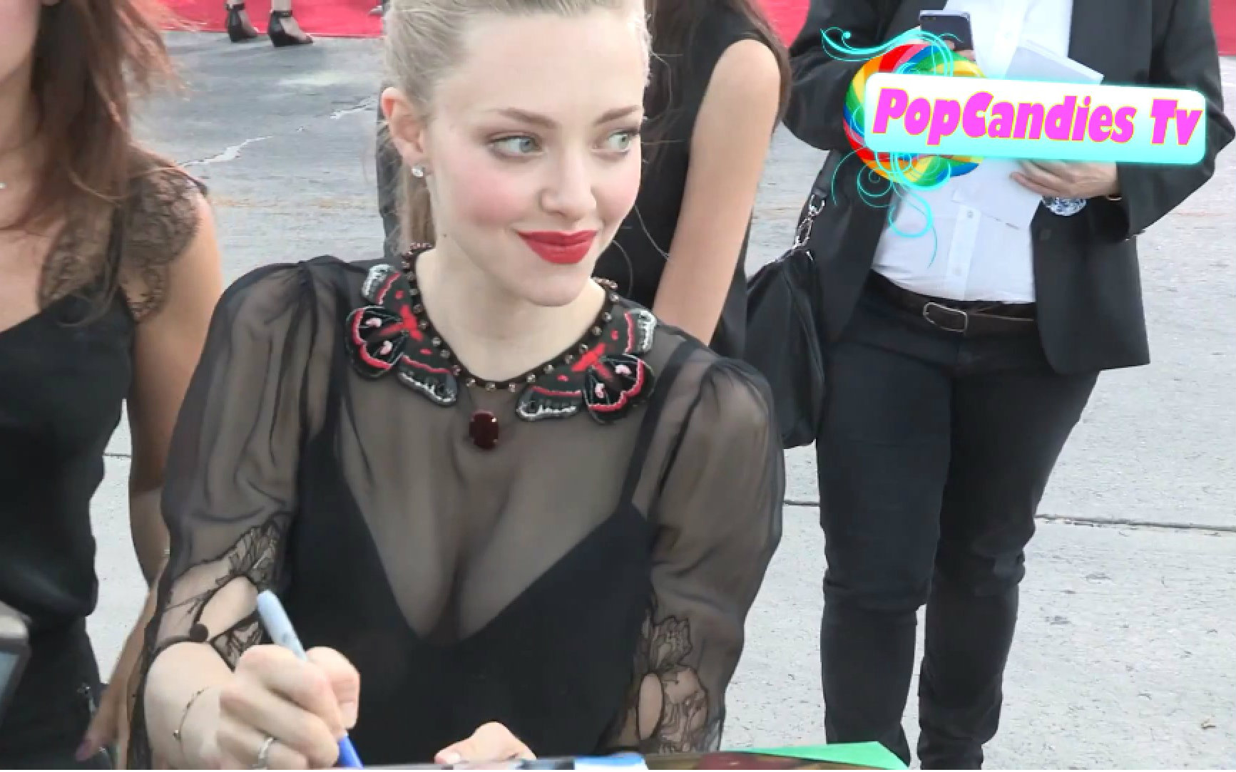 [图]Amanda Seyfried greets fans at A Million Ways To Die In The