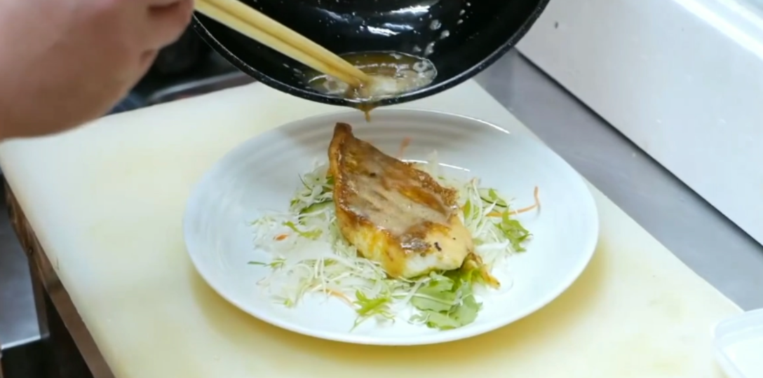 五星级酒店级别的煎鱼摆盘