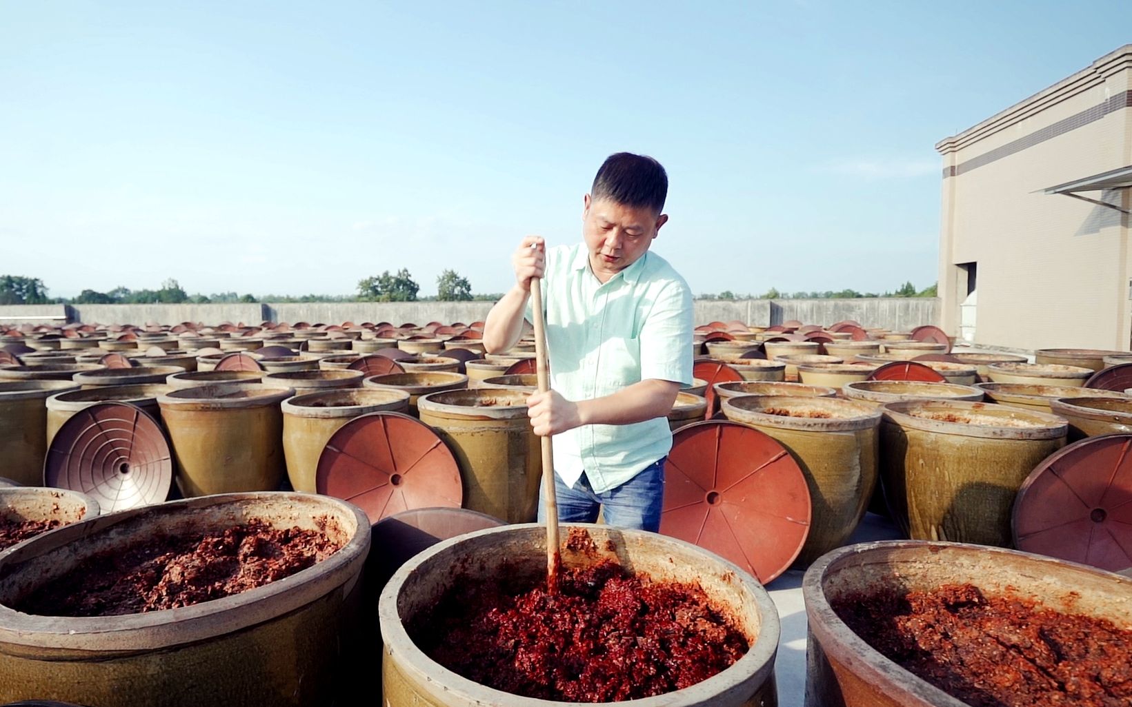 上千天的日晒夜露孕育川菜之魂,火哥和你聊聊郫县豆瓣正宗的味道
