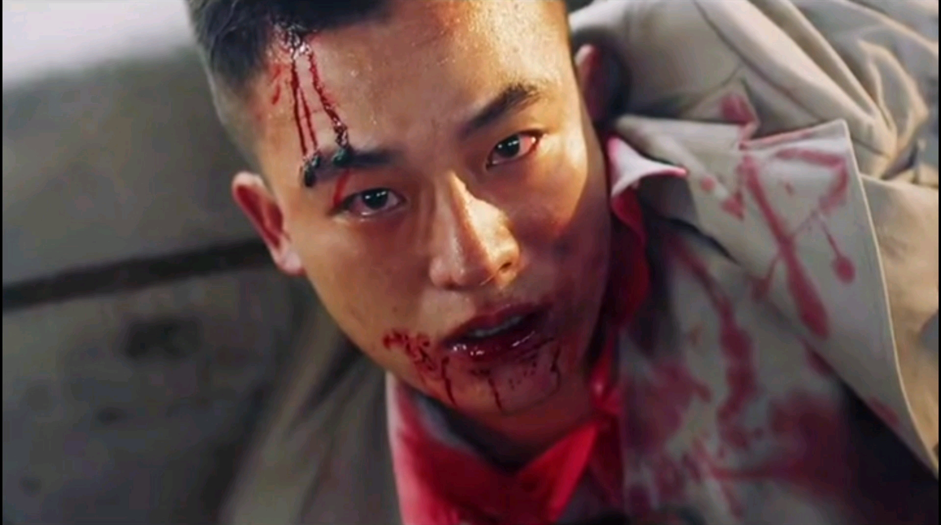 多么绝望的眼神,才会心碎到不顾一切拔刀刺向自己